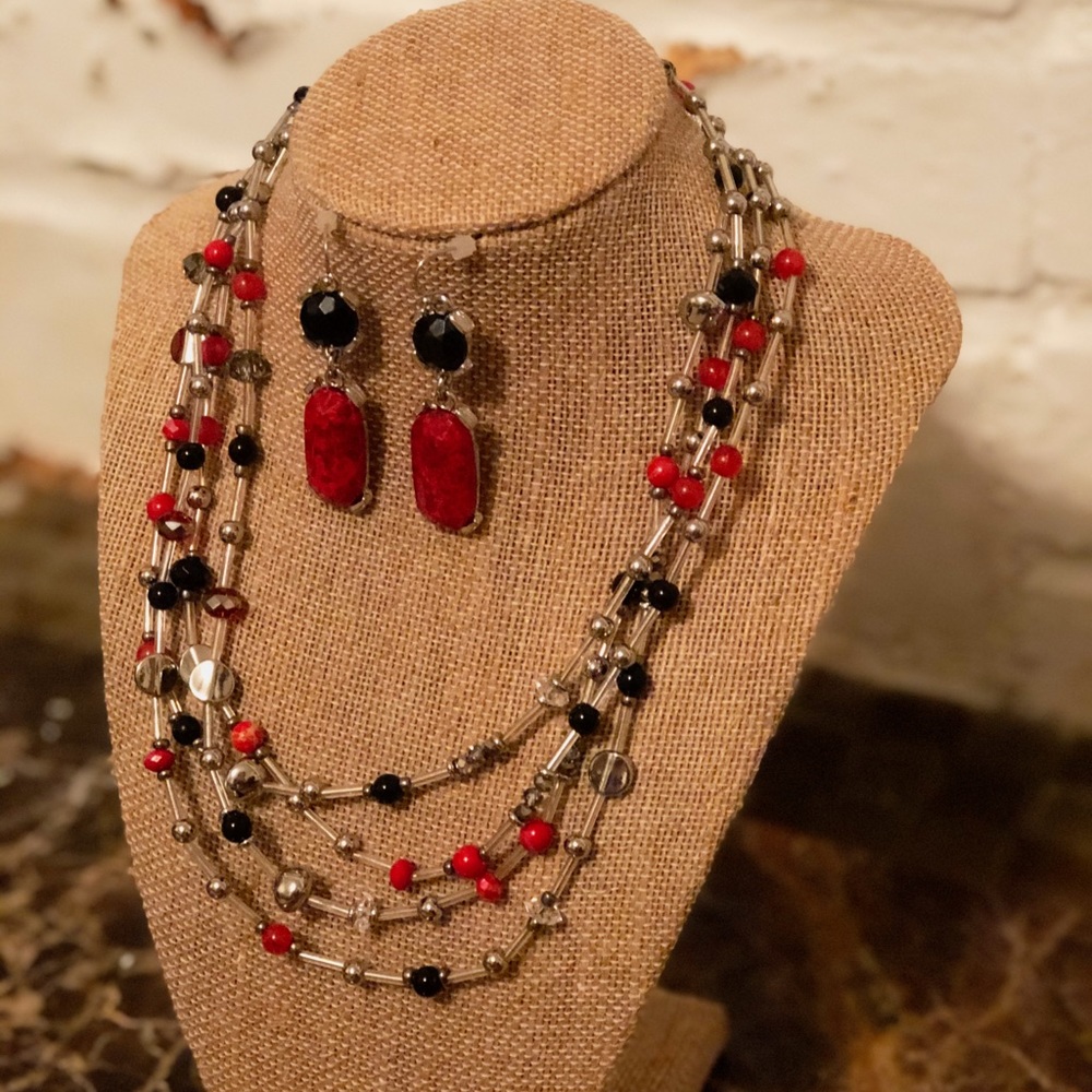 Classy Red & Black Necklace 💄💋